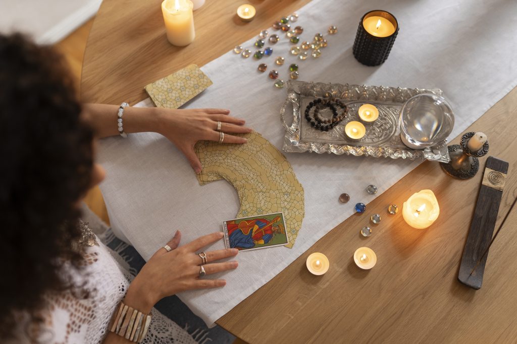 mujer de alto angulo leyendo tarot