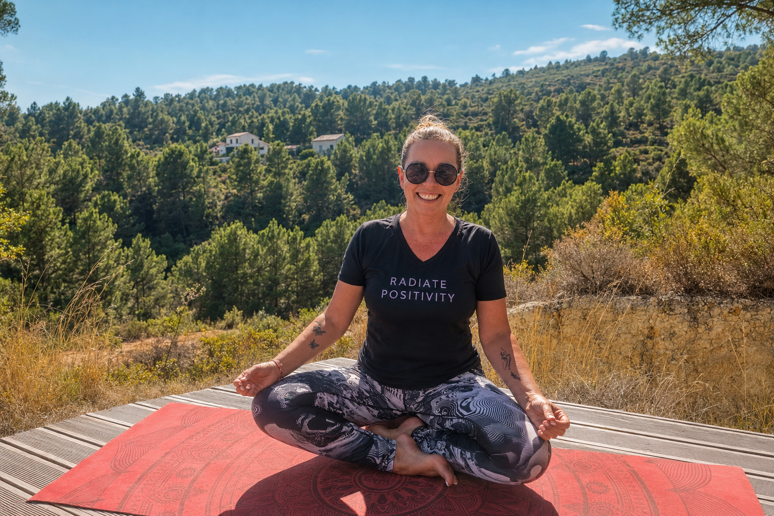 Paula practicando yoga frente a las montañas