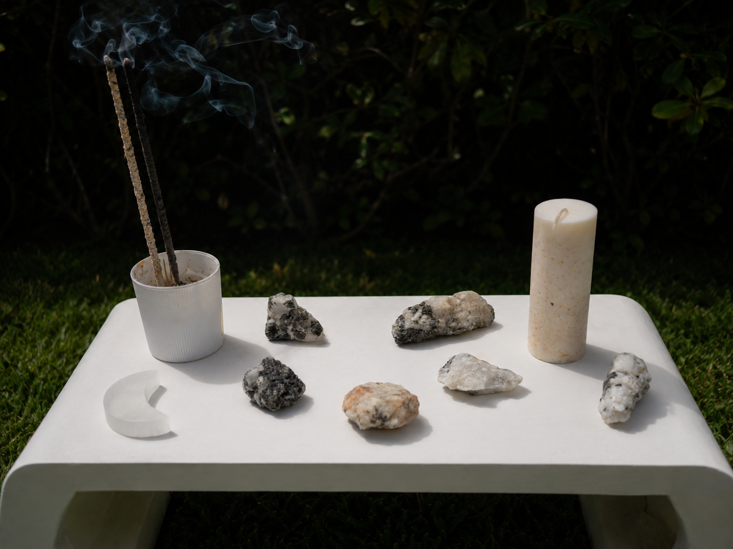 Cristales, vela e incienso elegidos para un ritual